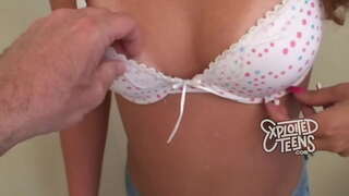 19 metų hot teen fucks ir gauna burna pilna cum