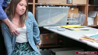 Morena chica está atrapada hurto y el oficial de la policía castiga a ella.Él busca a tientas sus tetas pequeñas y domina a ella para darle un bj.A continuación, le lamerá el coño