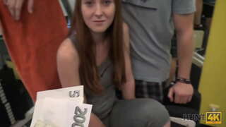 HUNT4K. Cornudo por dinero en efectivo permite cazador a la mierda su GF en el gimnasio vacío