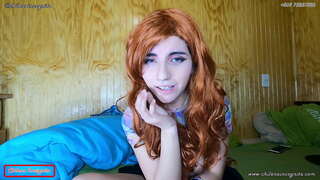 Chica se excita frente a la pantalla