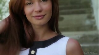 Искитмәле европа яшүсмер Каролизи дурачится ачык һавада