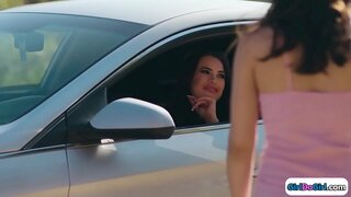 Tres super caliente chicas universitarias hacer en la cama.Dos de ellos chupar la pelirroja amigos firmes tetas antes de que uno se lame su 19yo gfs coño mientras facesitting la pelirroja.El adolescente come el coño y luego se rozan unos con otros coño hasta que se corren