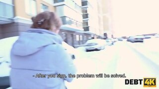 DEBT4K. Calibri Zanj bartender ka pran lajan, men li ka sèvi ak li seksyèl cham