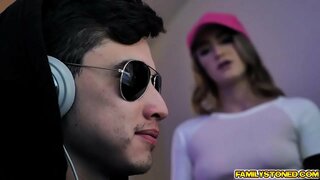 Sexy teen Kenzie Madison twerks il suo culo a sedurre il suo fratellastro poi lei apre la sua figa per fargli inserire il suo cazzo enorme