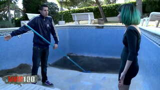 Ano jèn timoun ak cheve vèt gwo twou san fon foutu ak kom sou figi